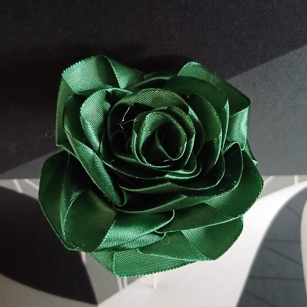 Rose satin fait main couleur vert foncé